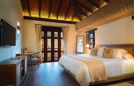 Premium bedding, in-room safe, desk, laptop workspace. Hotel Casa Alcestre
