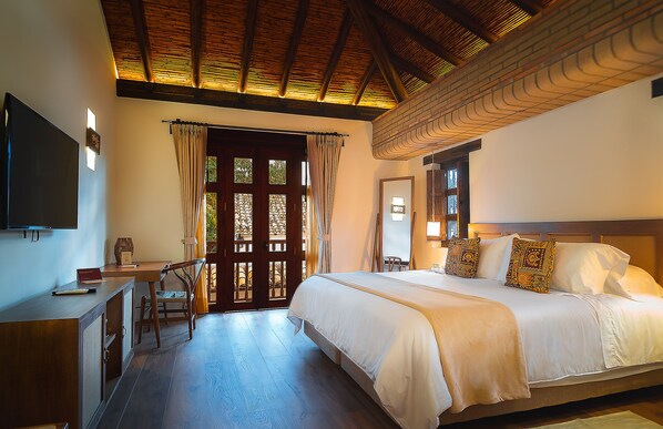 Premium bedding, in-room safe, desk, laptop workspace - Hotel Casa Alcestre (Villa de Leyva)
