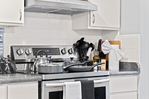 Fridge, microwave, oven, stovetop - Chic Suite/Mins to L Train /Laundry/Free Parking (Oak Park)
