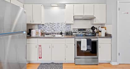 Chic Suite/Mins to L Train /Laundry/Free Parking