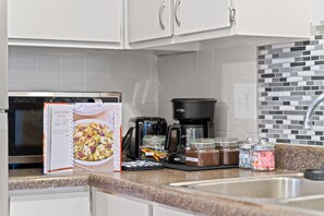 Réfrigérateur, micro-ondes, four, plaque de cuisson