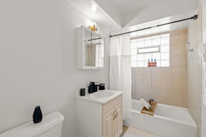 Ensemble baignoire-douche, séchoir à cheveux, serviettes fournies, savon