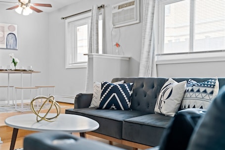 Smart TV, libri. Chic Suite/Mins to L Train /Laundry/Free Parking