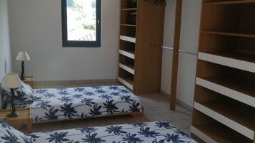 2 chambres, fer et planche Ă repasser, draps fournis