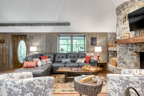 Smart TV, DVD player, books, stereo