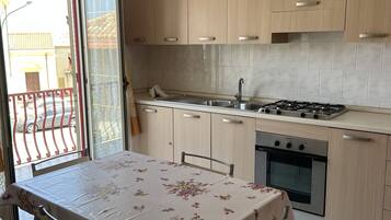 Een koelkast, een oven, een kookplaat, een koffiemolen