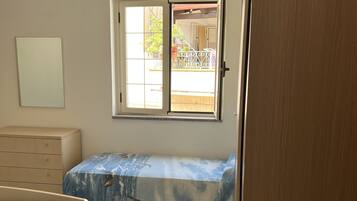 2 quartos, ferros/tábuas de passar roupa, roupa de cama