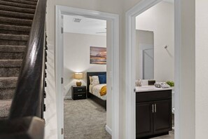 4 slaapkamers, een strijkplank/strijkijzer, reisbedje, gratis wifi