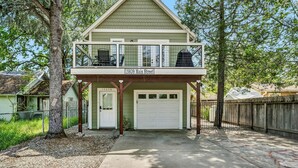 A two-story house with a garage, a balcony, and a front porch. - Modern Home in downtown Middletown! Walk to shops & restaurants! (Middletown)