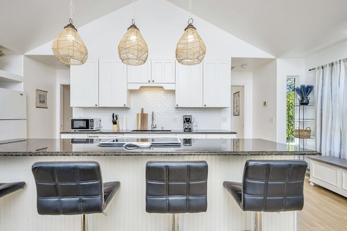 Modern Home in downtown Middletown! Walk to shops & restaurants!