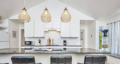 Modern Home in downtown Middletown! Walk to shops & restaurants!