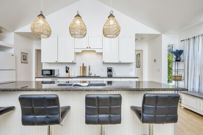 Modern Home in downtown Middletown! Walk to shops & restaurants!