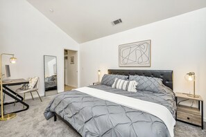 3 bedrooms, desk, iron/ironing board, free WiFi