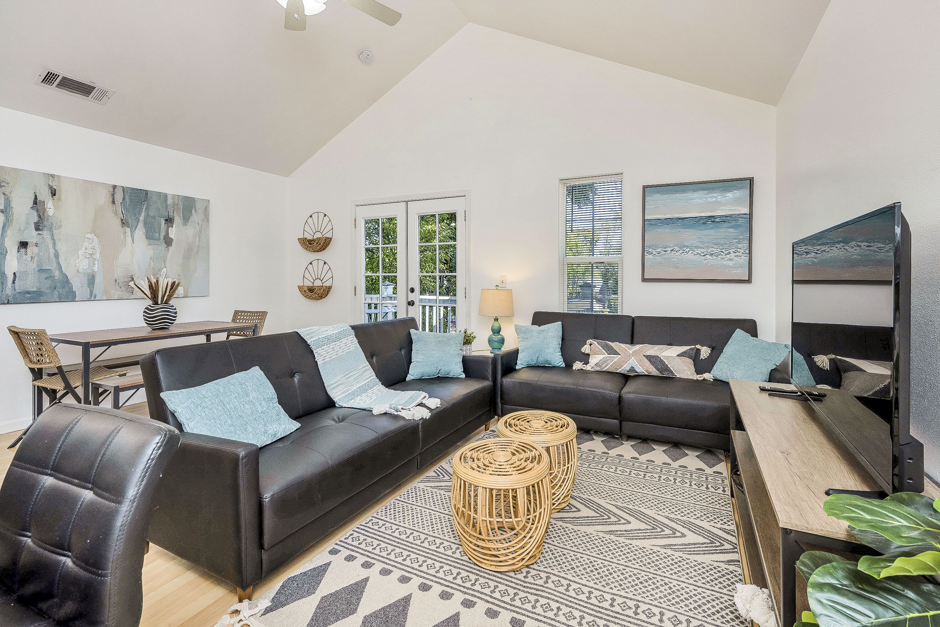 Smart TV, computer monitors