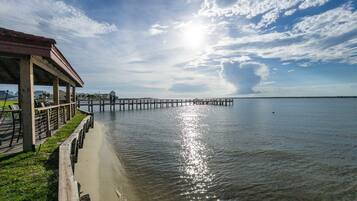 Plage à proximité, chaises longues, serviettes de plage