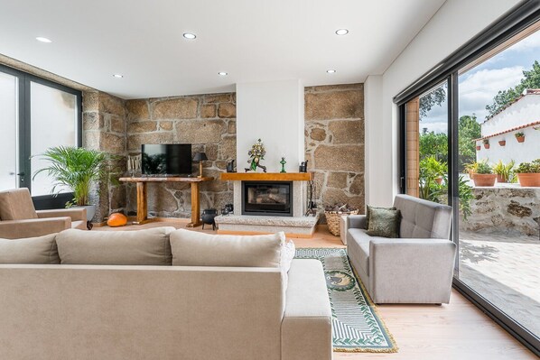 Televisión y chimenea