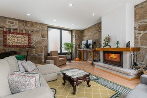 Una televisión, una chimenea