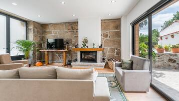 TV, fireplace