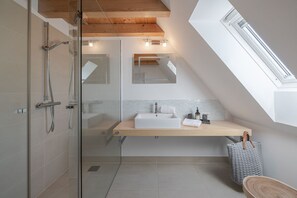 Dusche, Haartrockner, Handtücher, Seife