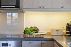 Kjøleskap, mikrobølgeovn, ovn og kokeplater