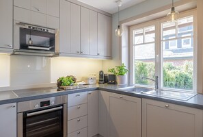 Refrigerador, microondas, horno, placa de cocina