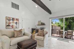 Smart TV, fireplace