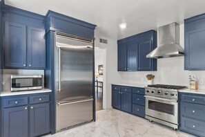 Kjøleskap, mikrobølgeovn, ovn og kokeplater