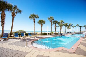 A heated pool - EmeraldChic 2bd condo, steps to Panama City Beaches close to Shipwreck Waterpark (Panama City Beach)
