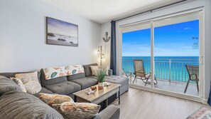 Smart TV, fireplace - EmeraldChic 2bd condo, steps to Panama City Beaches close to Shipwreck Waterpark (Panama City Beach)