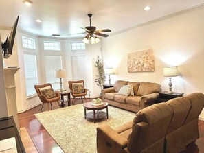 TV connectée, jeux vidéo, table de tennis de table, livres