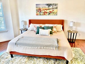 6 Schlafzimmer, Zimmersafe, Schreibtisch, Bügeleisen/Bügelbrett