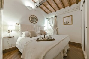 3 habitaciones, tabla de planchar con plancha y cuna de viaje