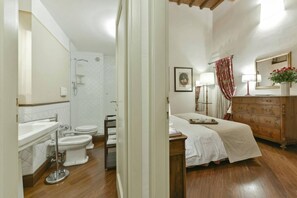 Douche, sèche-cheveux, bidet, serviettes fournies