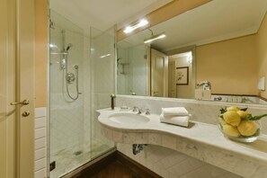 Shower, hair dryer, bidet, towels - Raffaello large apartment with fireplace in Oltrarno (Firenze)