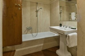 Combined shower/bathtub, hair dryer, bidet, towels - Tiepolo romantic penthouse in the Oltrarno (Firenze)