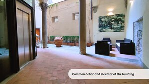 A common hallway with an elevator and a mural on the wall. - Tiziano big penthouse in the Oltrarno (Firenze)