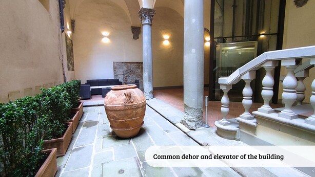 A common dehor and elevator of the building. - Tiziano big penthouse in the Oltrarno (Firenze)