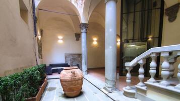 Una tipica veranda esterna e l'ascensore dell'edificio.