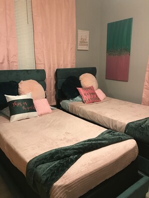 2 dormitorios, escritorio, tabla de planchar con plancha y wifi gratis