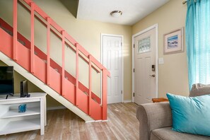 獨棟房屋, 多張床, 庭院, 海景 | 客廳 | 40-吋電視，提供數位頻道