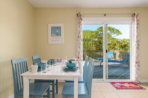 Maison, plusieurs lits, patio, vue jardin | Vue de la chambre