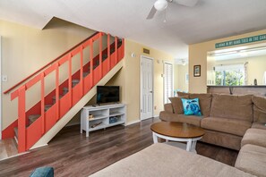 Maison, plusieurs lits, patio, vue jardin | Salle de séjour | Télévision de 40 pouces avec chaînes numériques