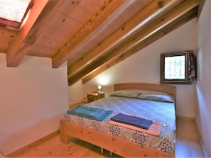 2 bedrooms, travel cot, free WiFi