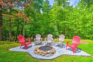 Property grounds - Cozy Riverside Dahlonega Home w/ Kayaks + Fire Pit (Dahlonega)