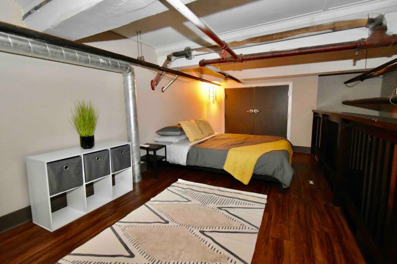 Desk, iron/ironing board, WiFi, bed sheets