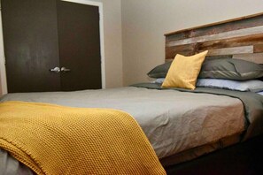 Skrivebord, strykejern/-brett, wi-fi og sengetøy