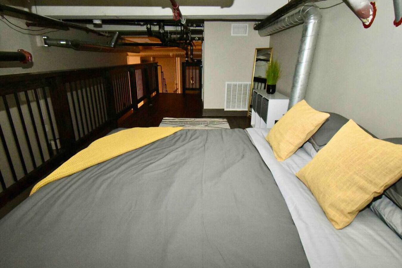 Desk, iron/ironing board, WiFi, bed sheets