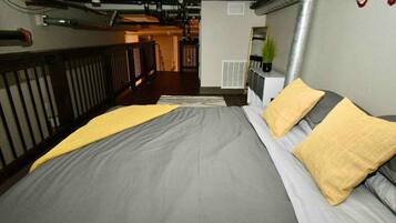 Desk, iron/ironing board, WiFi, bed sheets