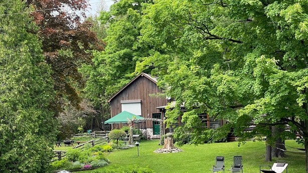 Property grounds - Charming Log Home - 25 private acres in Caledon (Caledon East)