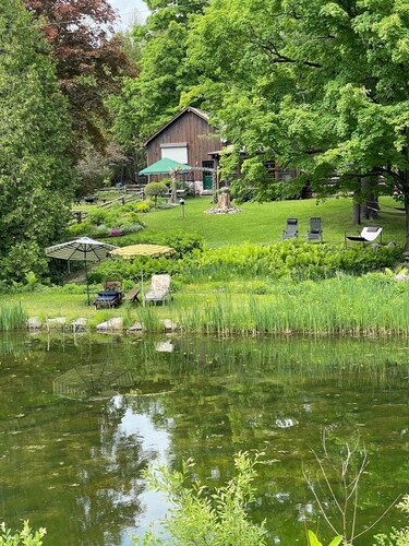 Charming Log Home - 25 private acres in Caledon